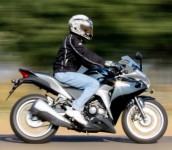 Jurus Aman Mengendarai Sepeda Motor Di Jalan