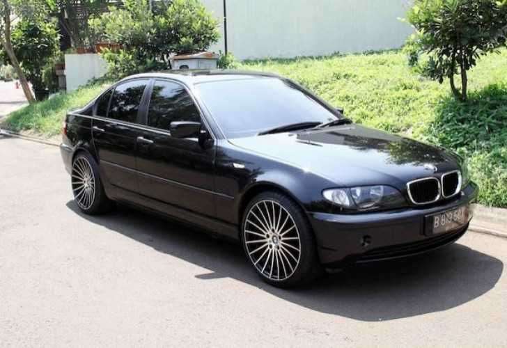 Spesifikasi mobil BMW 318i