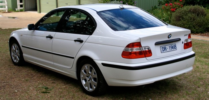Spesifikasi mobil BMW 318i