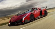 Gambar Mobil Lamborghini Merah Melaju di Jalan