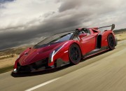 Gambar Mobil Lamborghini Merah Melaju di Jalan