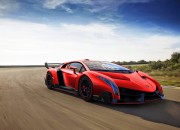 Gambar Mobil Lamborghini Warna Merah Dijalan