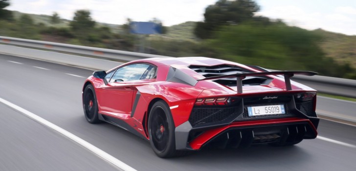 Lamborghini Aventador Warna Merah 2016 Di Jalan Raya