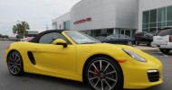 Mobil Porsche Boxster Kuning