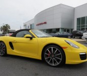 Mobil Porsche Boxster Kuning