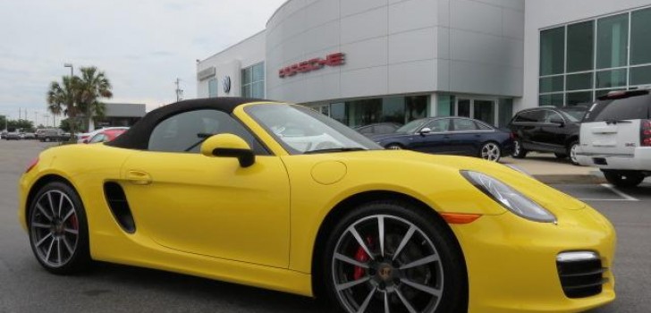 Mobil Porsche Boxster Kuning