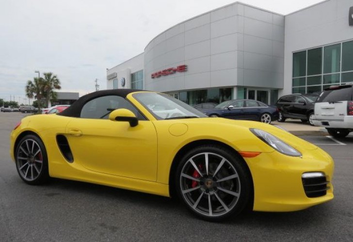 Mobil Porsche Boxster Kuning