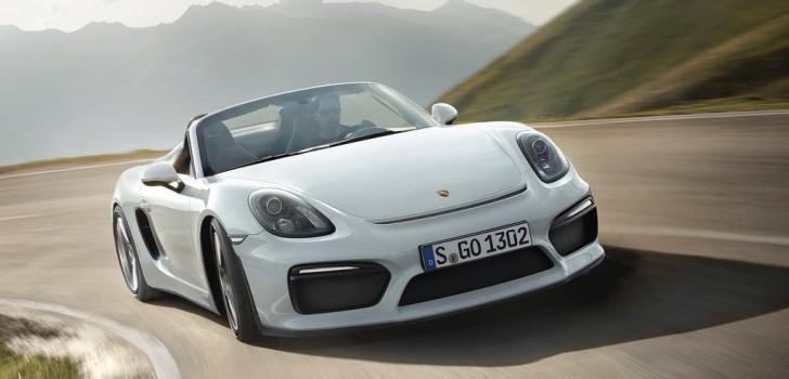 Mobil Porsche Boxster Melaju di Jalan