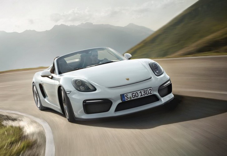Mobil Porsche Boxster Melaju di Jalan