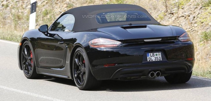 Mobil Porsche Boxster Tampak Belakang