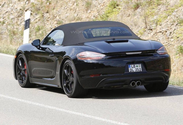 Mobil Porsche Boxster Tampak Belakang