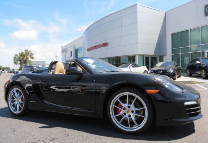 Mobil Porsche Boxster Tampak Samping