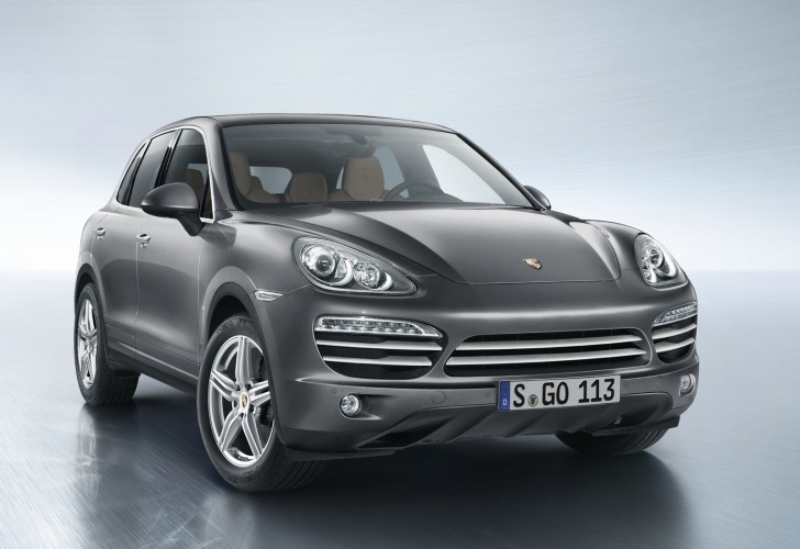 Mobil Porsche New Cayenne Hitam Tampak Depan