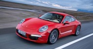 Mobil Sport Porsche 911 Merah Melaju Kencang