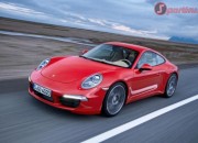 Mobil Sport Porsche 911 Merah Melaju Kencang