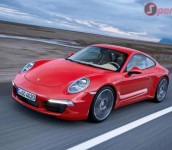 Mobil Sport Porsche 911 Merah Melaju Kencang