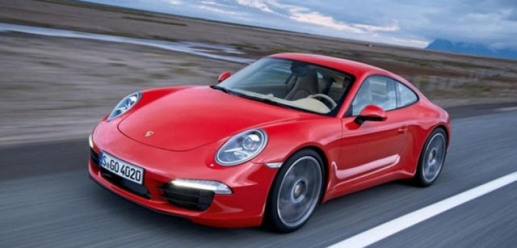 Mobil Sport Porsche 911 Merah Melaju Kencang