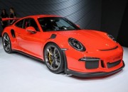 Mobil Sport Porsche 911 Merah Tampak Samping