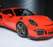 Mobil Sport Porsche 911 Merah Tampak Samping