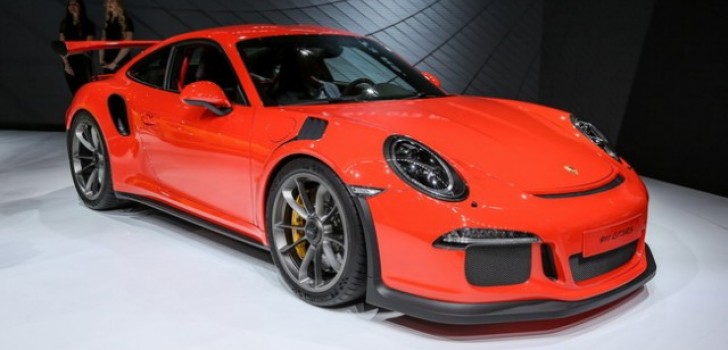 Mobil Sport Porsche 911 Merah Tampak Samping
