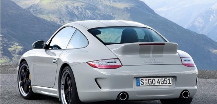 Mobil Sport Porsche 911 Tampak Belakang