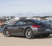 Porsche Cayman Gray di Pinggir Pantai