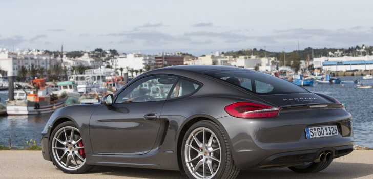Porsche Cayman Gray di Pinggir Pantai