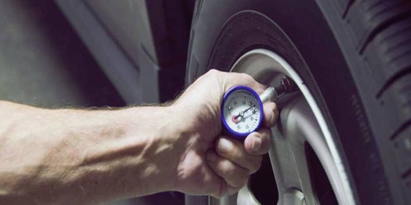 Memeriksa tekanan ban kendaraan bermotor