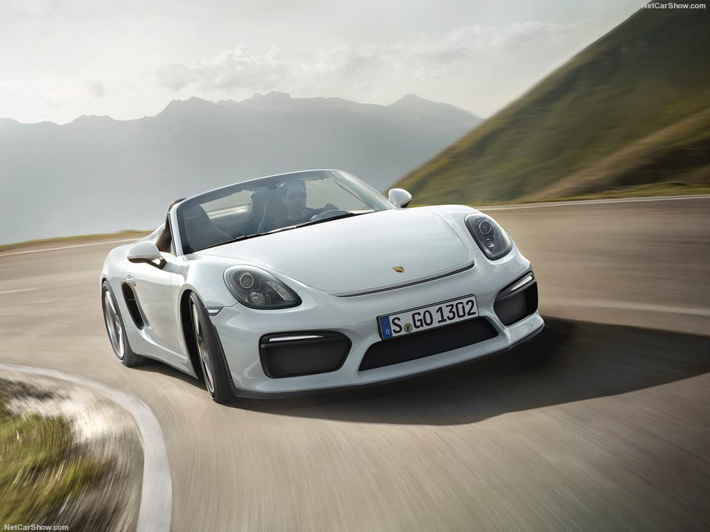 Mobil Porsche Boxster Melaju di Jalan